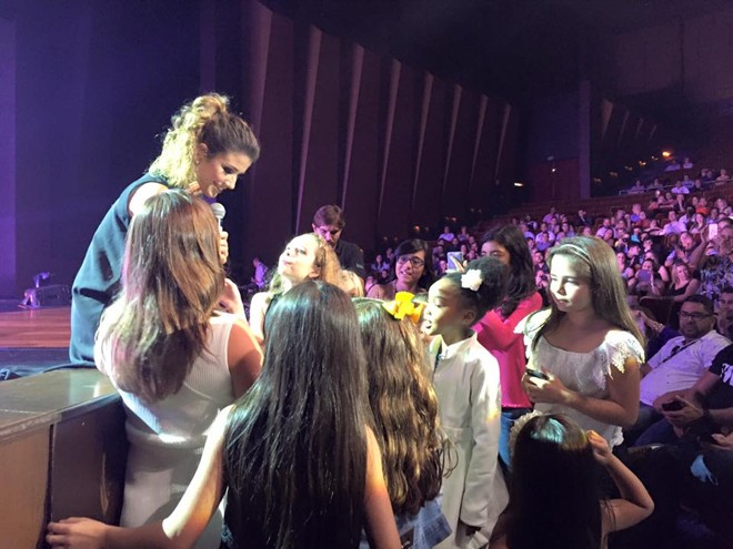 Sentada no palco, a cantora foi acompanhada por crianças durante a música “Pra Você”. | Divulgação Facebook