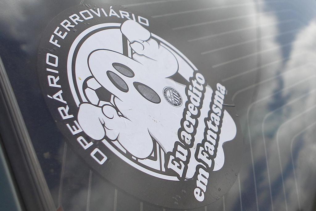 Adesivo em carro de Ponta Grossa: está cada vez mais difícil acreditar na salvação do Fantasma no Paranaense. | Jonathan Campos/Gazeta do Povo