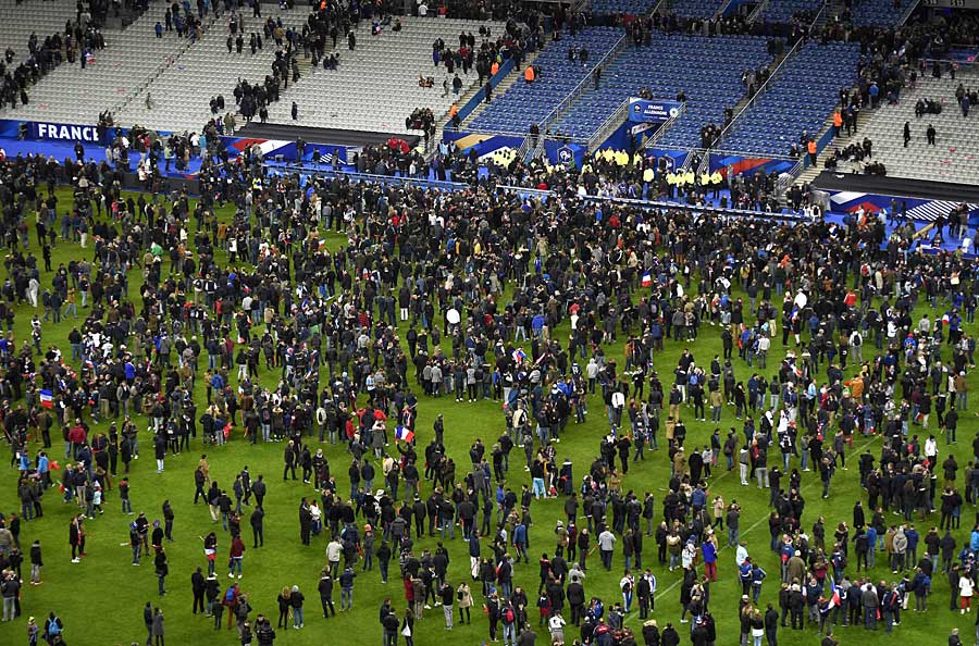 Torcedores vão para o gramado do Stade de France na partida entre França e Alemanha após atentado terrorista em novembro, | AFP/