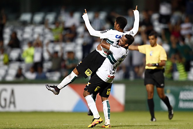 Leandro marcou o primeiro gol do jogo e foi levantado por Evandro. | Albari Rosa/Gazeta do Povo