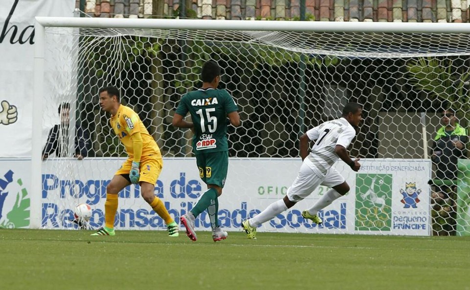 O atacante Getterson faz a festa depois de vencer o goleiro Wilson e balançar a rede do Coritiba: Jotinha líder. | Antônio More/Gazeta do Povo