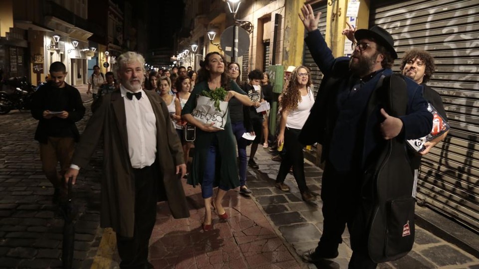 Atores encenam “Cidade Sem Mar” na Rua São Francisco | Pedro Serápio/Gazeta do Povo