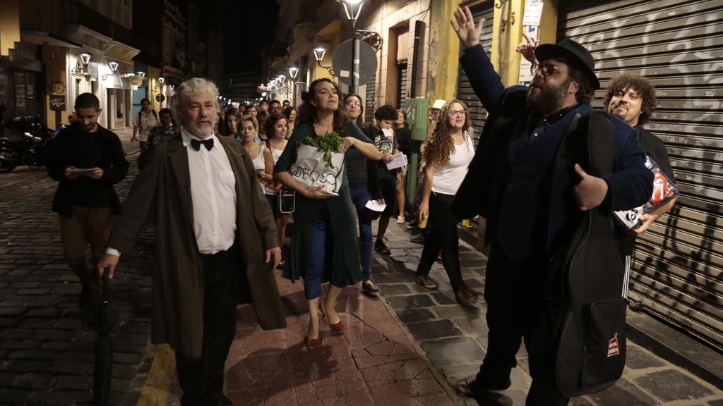Atores encenam “Cidade Sem Mar” na Rua São Francisco