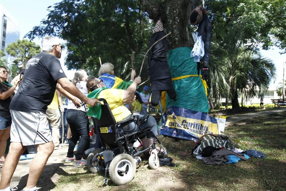 Cerca de 50 pessoas estavam presentes no protesto | Jonathan Campos/Gazeta do Povo