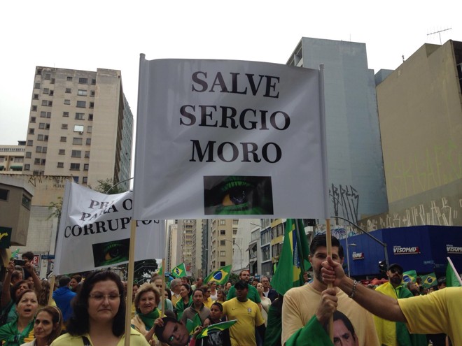 Cartazes em apoio ao juiz Sérgio Moro apareceram bastante no ato em Curitiba | Camila BragaGazeta do Povo