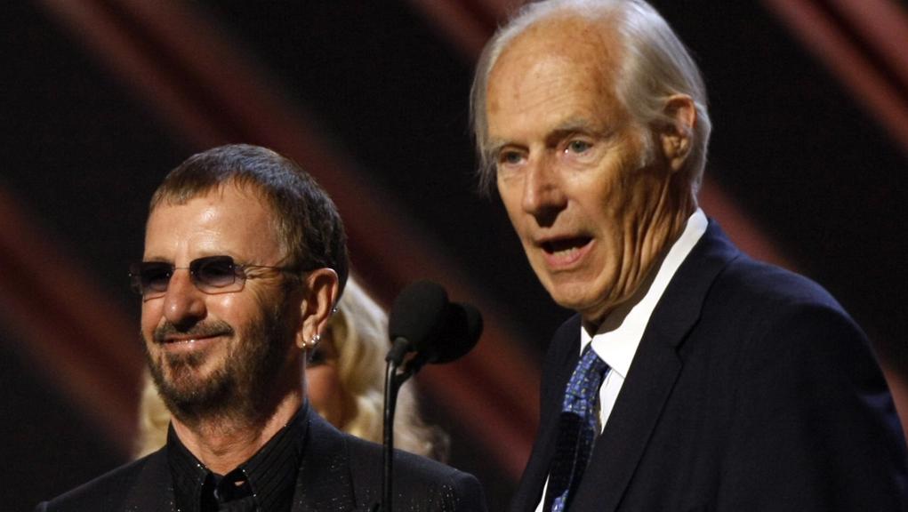 Martin, “o quinto Beatle”, ao lado de Ringo Starr (à esquerda): produtor morreu nesta quarta-feira (9), aos 90 anos. | AFP
