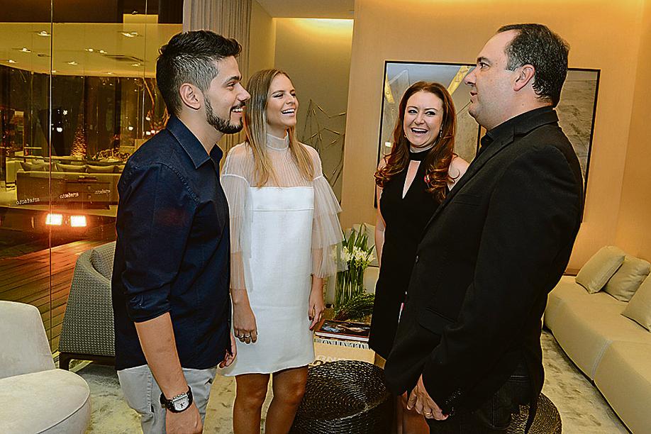 O premiado chef Lênin Palhano (à esq.) no badalado coquetel de inauguração da nova vitrine da Artefacto, em que foi o homenageado pela arquiteta Fernanda Cassou (de branco). O superintendente do Grupo Artefacto, Pedro Torres, veio de São Paulo para o evento. Também na foto, a gerente geral em Curitiba, Ingrid Moskalewski. | Jason Lima