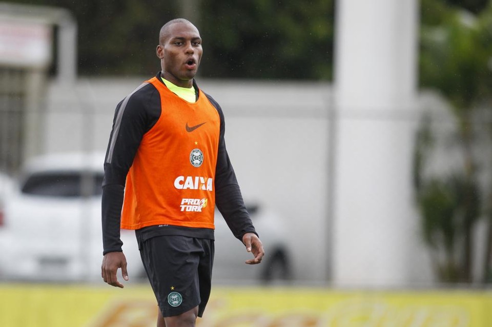 O zagueiro Luccas Claro tem contrato até o fim do ano, mas ainda não foi procurado pelo Coritiba para negociar a renovação. | Daniel Castellano/Gazeta do Povo