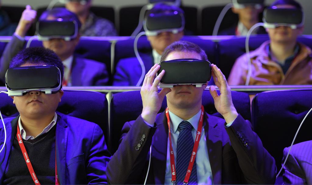 Acessórios de realidade virtual roubaram a cena na maior feira de celulares do mundo. | Luis Genea/AFP