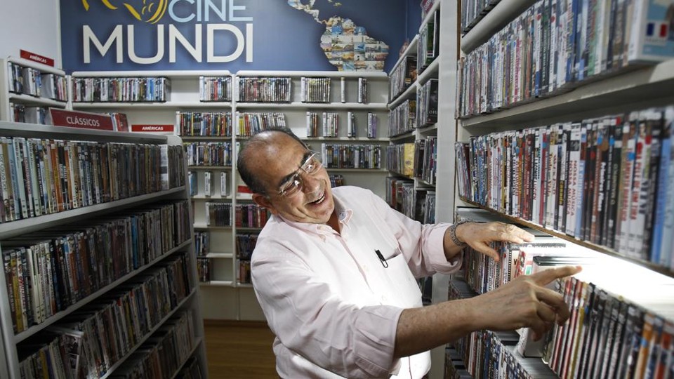 Carlos Alberto Mercer, um dos clientes mais assíduos da Video 1 | Daniel Castellano/Gazeta do Povo