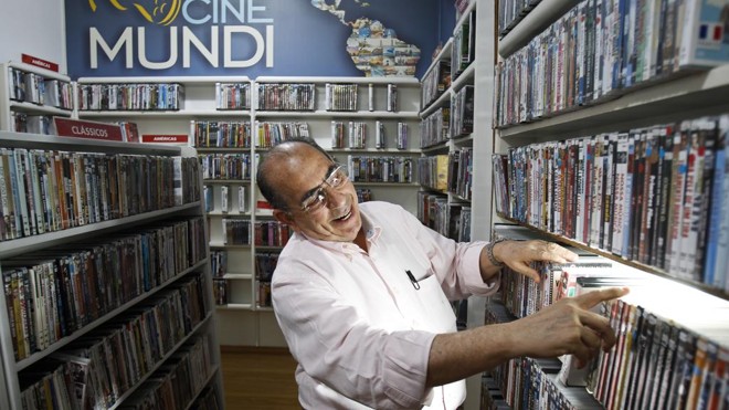 Carlos Alberto Mercer, um dos clientes mais assíduos da Video 1 | Daniel Castellano/Gazeta do Povo