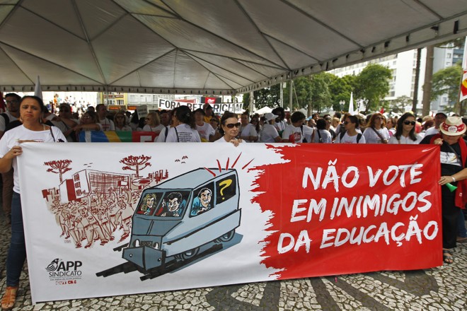 Protesto da APP Sindicato na praça Santos Andrade contra o governador Beto Richa e os descasos contra o governo da presidente Dilma, em Curitiba 17/03/2016. - Foto: Antônio More | Antônio More/Gazeta do Povo