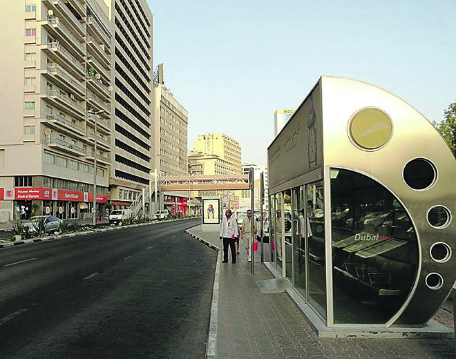 Em Dubai, nos Emirados Árabes, calor e clima com possibilidades de eventos extremos, como tempestades de areia, exigiram uma parada de ônibus protegida, em forma de cabine e com ar-condicionado. | Fabio Achilli/Flickr/Creative Commons