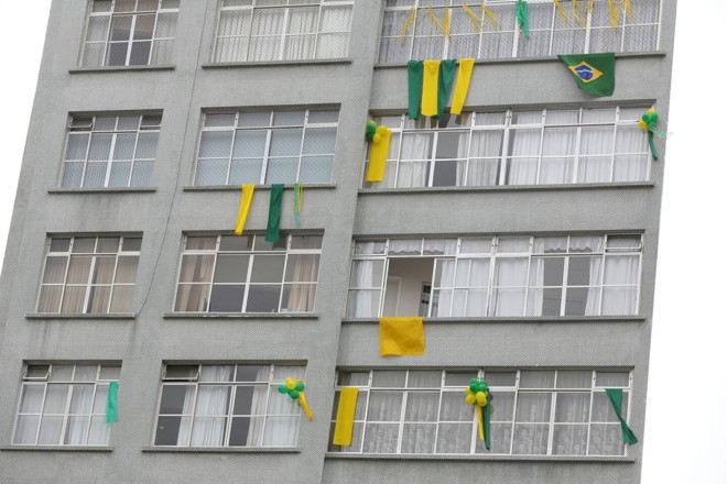 Moradores da região da Praça Santos Andrade, em Curitiba, demonstram apoio ao ato contra corrupção | Giuliano Gomes/Gazeta do Povo