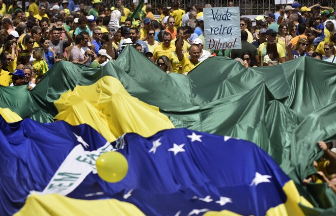 Manifestantes pedem pela saída da presidente Dilma Rousseff do poder, em Belo Horizonte | Douglas Magno/AFP