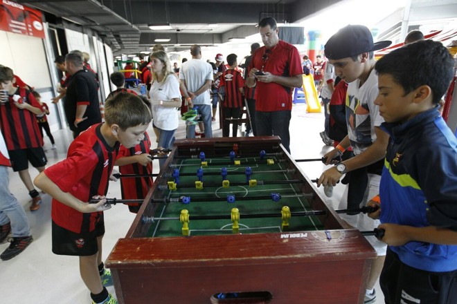 Atividade para criança no aniversário do Atlético. | Jonathan Campos/Gazeta do Povo.