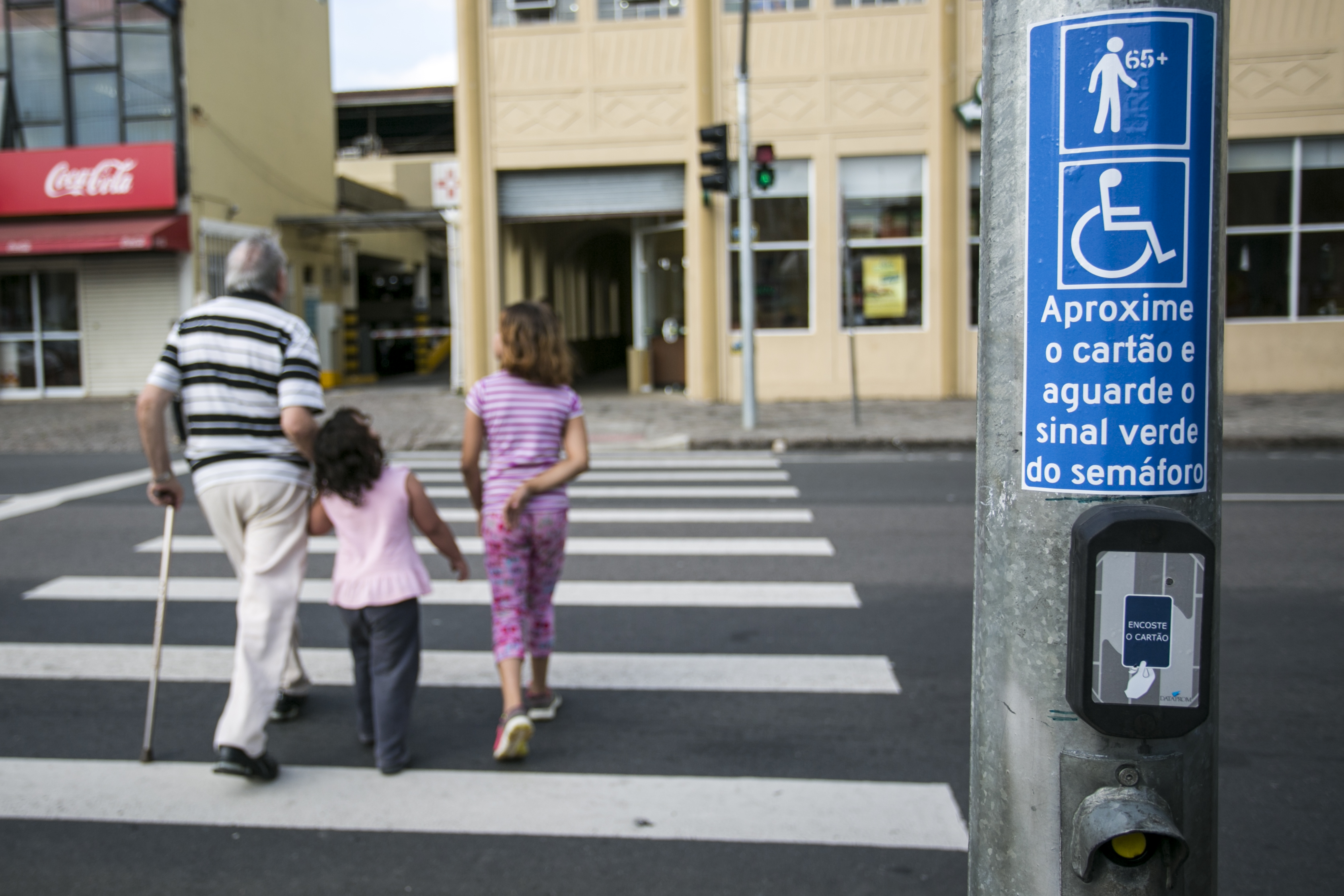 Atualmente acionado apenas com o cartão de isento, semáforo com maior tempo de travessia poderá ser utilizado por um público maior com Cartão Respeito | Brunno Covello/Gazeta do Povo