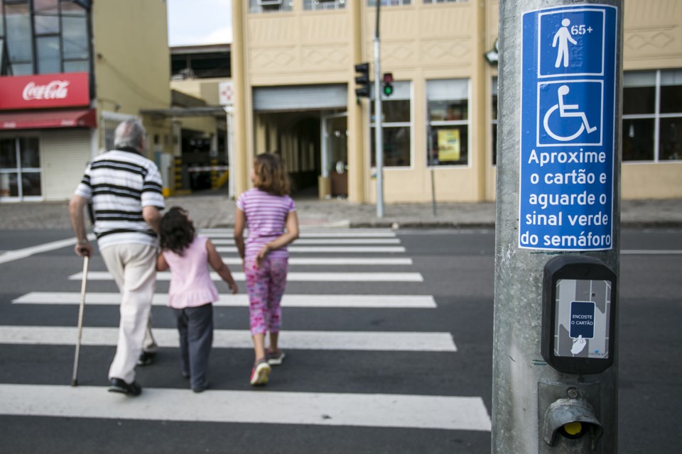 Atualmente acionado apenas com o cartão de isento, semáforo com maior tempo de travessia poderá ser utilizado por um público maior com Cartão Respeito | Brunno Covello/Gazeta do Povo