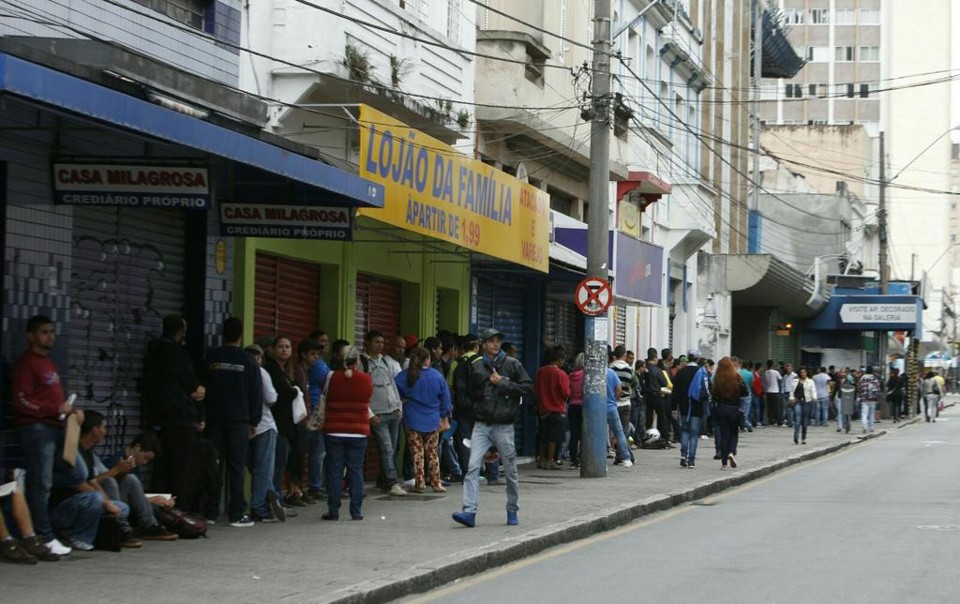 Fila para buscar emprego na Agência do Trabalhador de Curitiba: enxugamento de vagas dentro de empresas deve se estender neste ano | Aniele Nacimento/Gazeta do Povo
