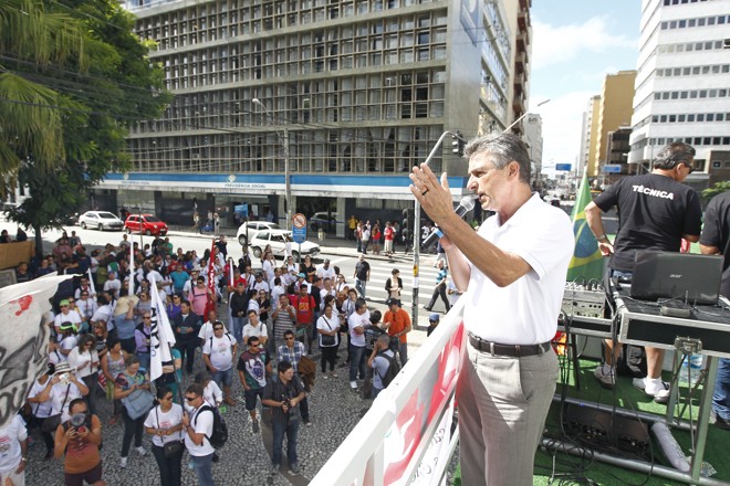 Protesto da APP Sindicato na praça Santos Andrade contra o governador Beto Richa e os descasos contra o governo da presidente Dilma, em Curitiba 17/03/2016. - Foto: Antônio More | Antônio More/Gazeta do Povo