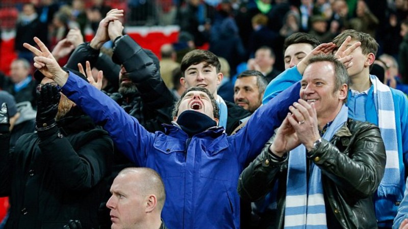 Noel Gallgher comemora o título do Manchester City na Copa da Liga Inglesa. | /