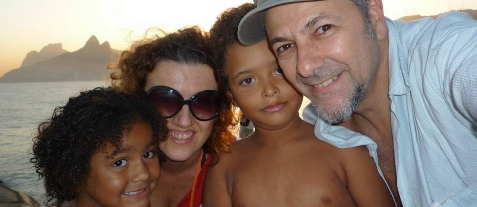 Roberto Berliner, diretor de “Histórias de adoção”, com a mulher e os dois filhos adotivos | Divulgação/GNT
