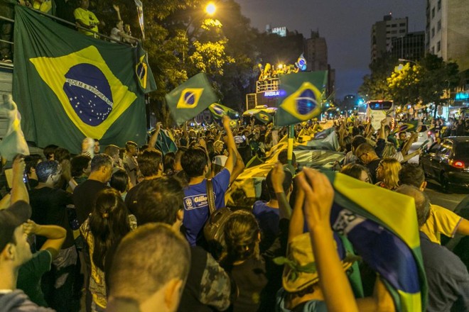 Passeata desta quinta (17) em Curitiba saiu da Praça 19 de dezembro e foi até a Justiça Federal da cidade. Foto: | Marcelo Andrade/Gazeta do Povo