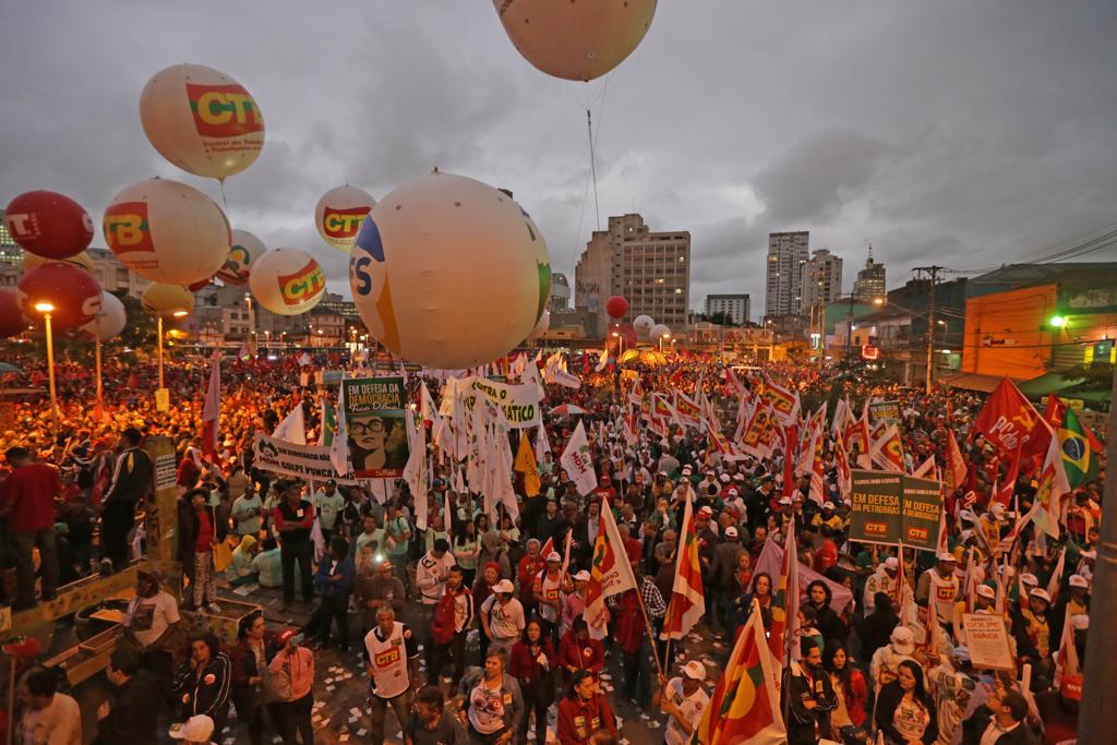 Um dos pontos do discurso anti-Temer é o programa “Uma Ponte para o Futuro”, apresentado pelo PMDB no ano passado, que propõe desvinculação de receitas orçamentárias da educação e saúde, mudanças na Previdência Social. | PAULO PINTO/ Agência PT/Fotos Públicas.