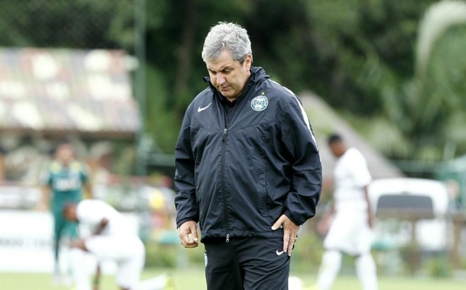 Gilson Kleina mostra toda sua insatisfação com o rendimento do Coritiba no Janguito: faltou força ofensiva. | Antônio More/Gazeta do Povo
