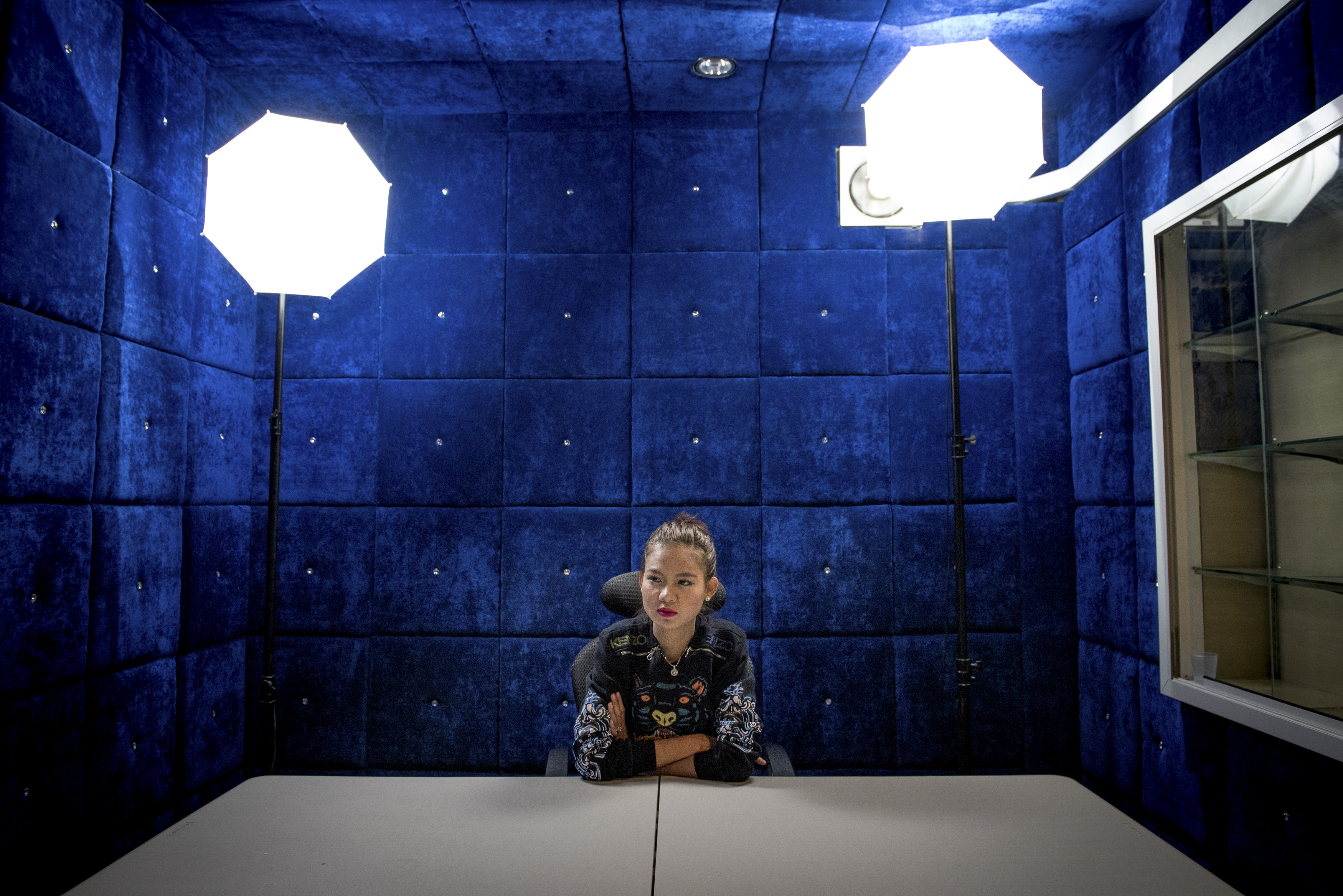 Thy Sovantha, em seu novo estúdio de gravação de vídeo: jovem é a nova estrela política do Camboja | LUC FORSYTH/NYT