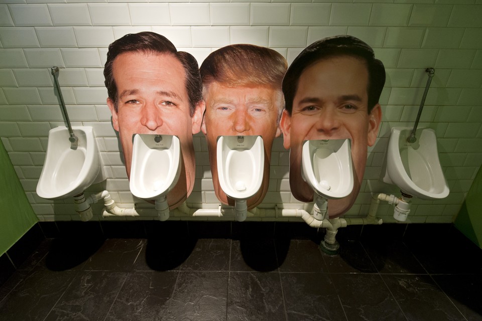 Pub de Londres coloca Ted Cruz, Donald Trump e Marco Rubio lado a lado em banheiro: ideia é que os clientes respondam a uma pesquisa informal dizendo de qual pré-candidato republicado eles menos gostam | JUSTIN TALLIS/AFP