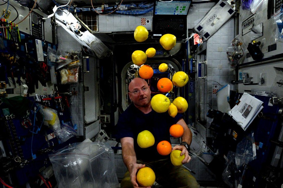 O astronauta Scott Kelly brinca com frutas no espaço | Reprodução Twitter/