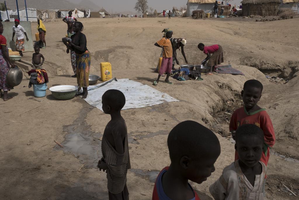 Refugiados em campo ao norte de Camarãoes: o grande deslocamento de pessoas causado pelo Boko Haram – e às vezes pela campanha militar indiscriminada para eliminá-lo – deixou 1,4 milhão de pessoas na região sem acesso adequado a alimentação | TYLER HICKS/NYT
