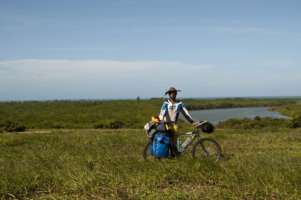 O fotógrafo paulista Felipe Baenninger, próximo da chegada em Fortaleza, na semana passada. | Felipe Baenniger/Projeto Transite