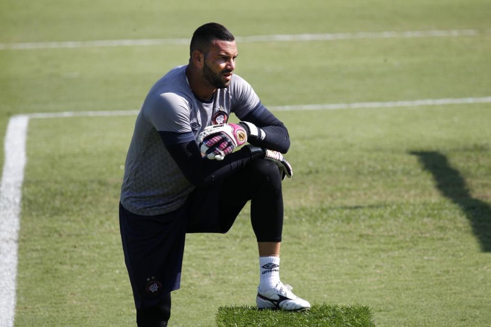 Weverton chegou ao Atlético em 2012, mas ainda não conquistou uma taça. Capitão do time, pode levantar um troféu nesta quarta. | Aniele Nascimento/Gazeta do Povo
