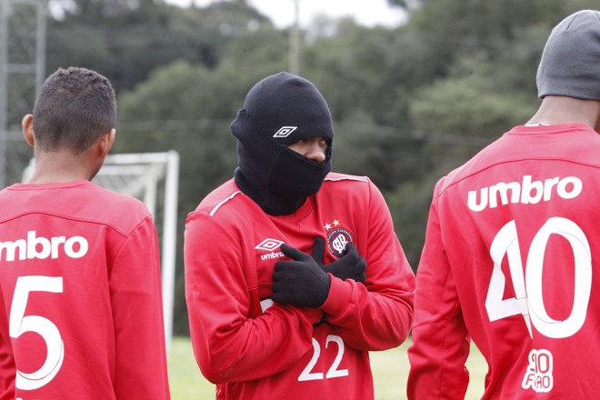 Meia-atacante Nikão protege-se do frio. | Aniele Nascimento/Gazeta do Povo