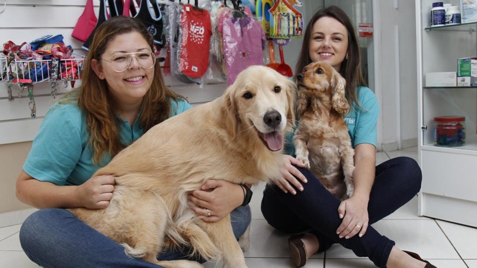 Ariane e Luana são sócios de um pet shop em Curitiba: aposta na qualidade do atendimento e no serviço de pet creche. | Aniele Nascimento/Gazeta do Povo