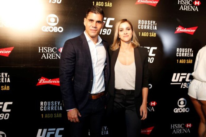 Juliano Cazaré, o Merlô da novela A Regra do Jogo, é fã de MMA e esteve no UFC 190, no Rio de Janeiro, para ver a luta entre Ronda Rousey e Bethe Correia. | Felipe Panfili/Divulgação