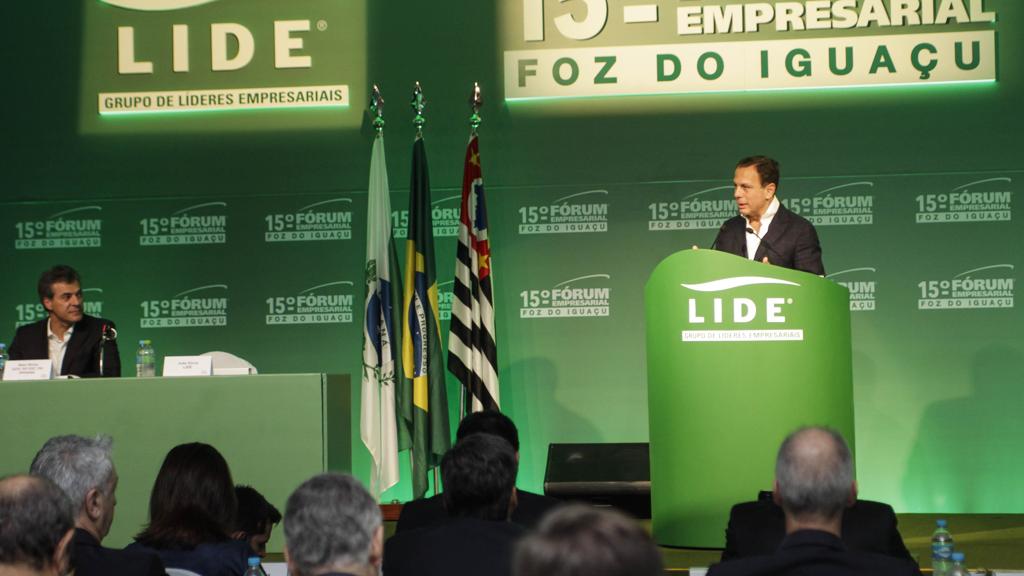 Governador Beto Richa, do Paraná (à esquerda), em painel conduzido por João Doria Jr: evento reuniu empresários e políticos de oposição ao governo federal. | Pedro Ribas/ANPr