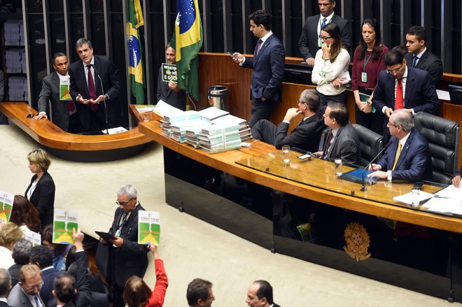Movimentação na câmara durante fala do advogado-geral da União, José Eduardo Cardozo. Cardozo faz a defesa do governo no processo de impeachment. | EVARISTO SA/AFP