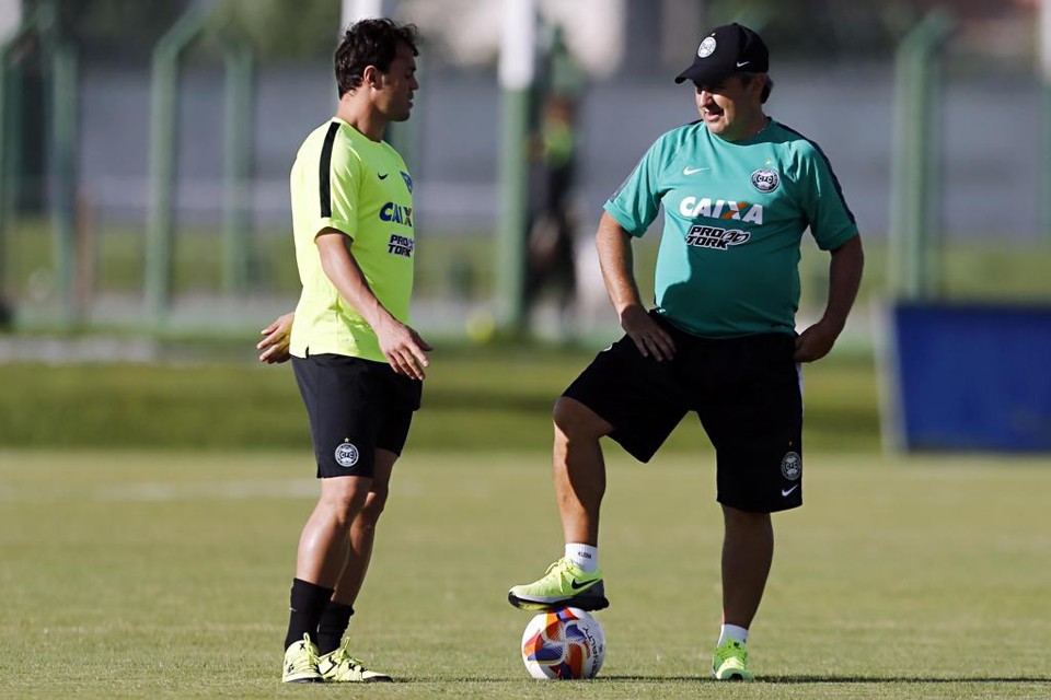 O artilheiro Kléber e o técnico Gilson Kleina conversam durante treino: ataque alviverde deslanchou em 2016. | Albari Rosa/Gazeta do Povo