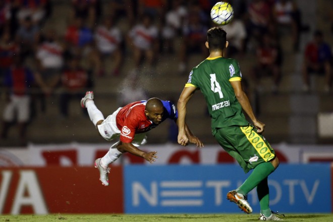 Mais tarde, perto do fim do primeiro tempo, o atacante Lúcio Flávio teve a chance para se redimir do fiasco na cobrança do pênalti. Não deu. Recebeu cruzamento açucarado do lateral Nei. A cabeçada subiu muito e passou longe do gol visitante. | Albari Rosa/Gazeta do Povo