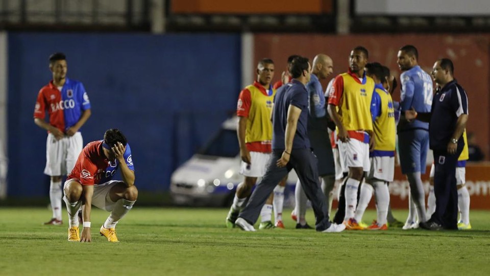Jogadores do Paraná choram a derrota nos pênaltis para o Atlético. | Henry Milleo/Gazeta do Povo