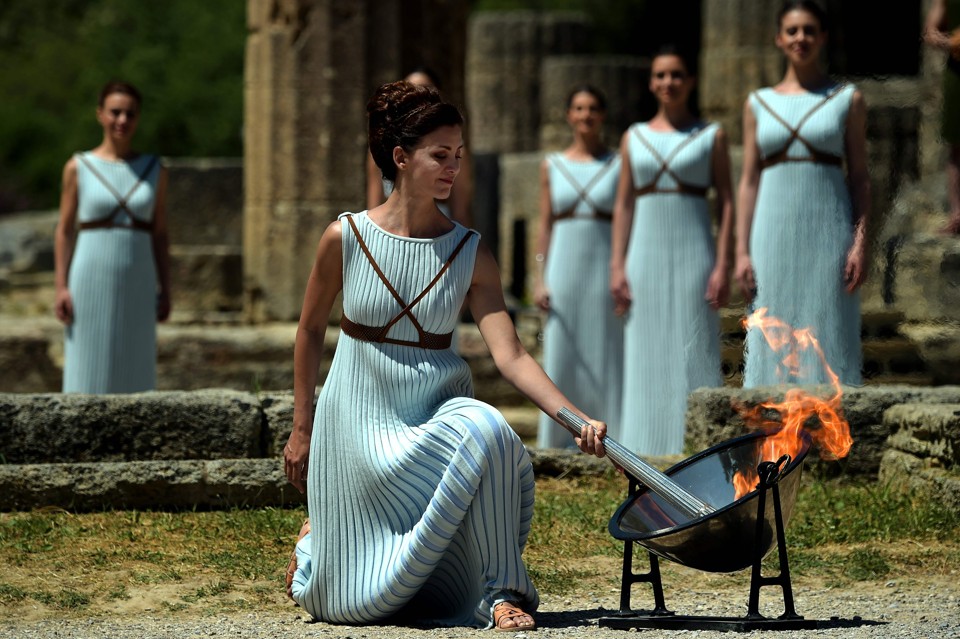 Atriz interpreta sacerdotisa durante o acendimento da tocha olímpica no Templo de Hera, na antiga cidade de Olímpia, na Grécia. | Aris Messinis/AFP