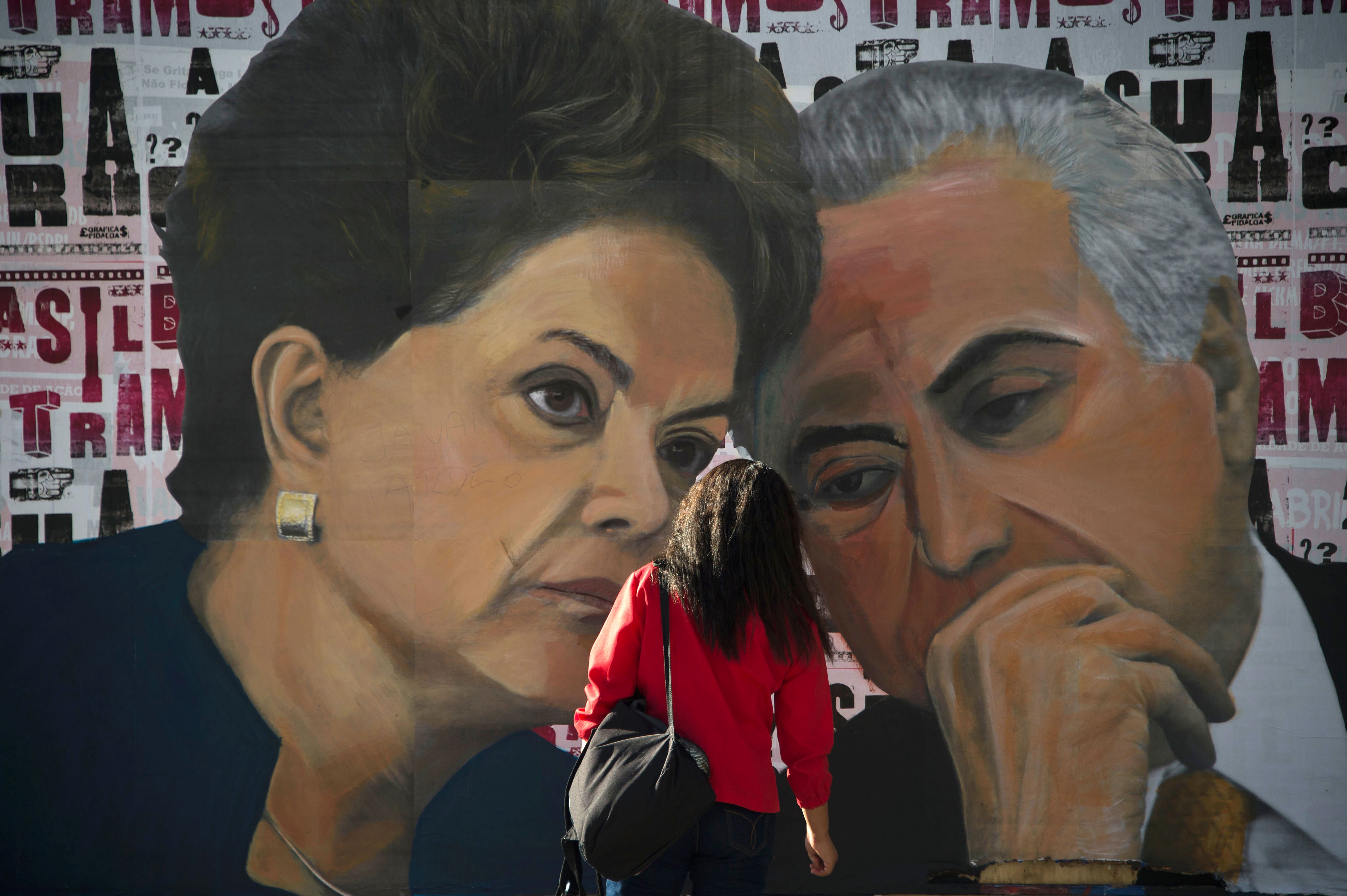 Muro n a Avenida Paulista pintado com os rostos de Dilma e Temer: separação litigiosa. | Nelson Almeida/AFP