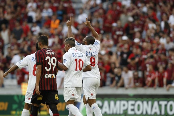 Lúcio Flávio comemora gol do empate do Paraná. | Daniel Castellano/Gazeta do Povo