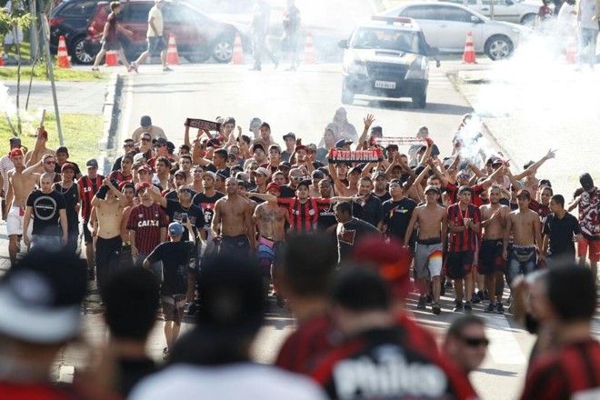 Torcida do Atlético chegando à Arena da Baixada. | Daniel Castellano
