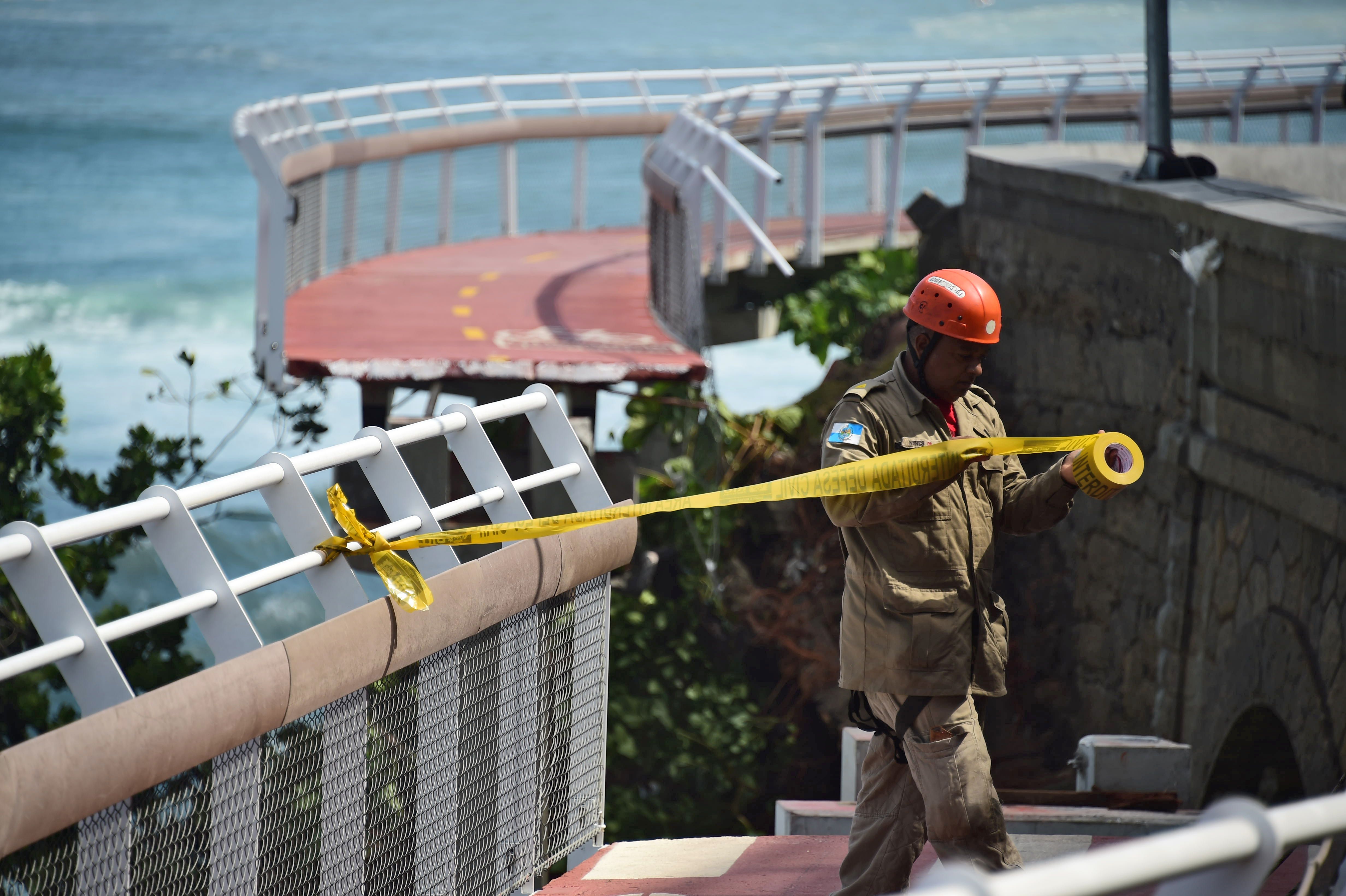 Bombeiros interditaram o trânsito na região e fazem buscas no local do acidente, que teria sido causado pela ressaca do mar. | Christophe Simon/AFP