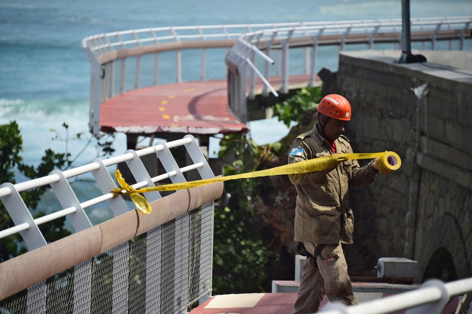 Bombeiros interditaram o trânsito na região e fazem buscas  no local do acidente, que teria sido causado pela ressaca do mar. | Christophe Simon/AFP