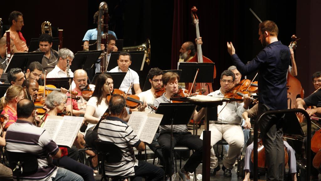 Sinfônica do Paraná ensaia sob a regência do gaúcho Tobias Volkmann | Aniele Nascimento/Gazeta do Povo